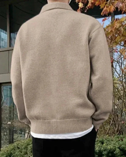 Wollpullover mit halbem Reißverschluss und Knöpfen