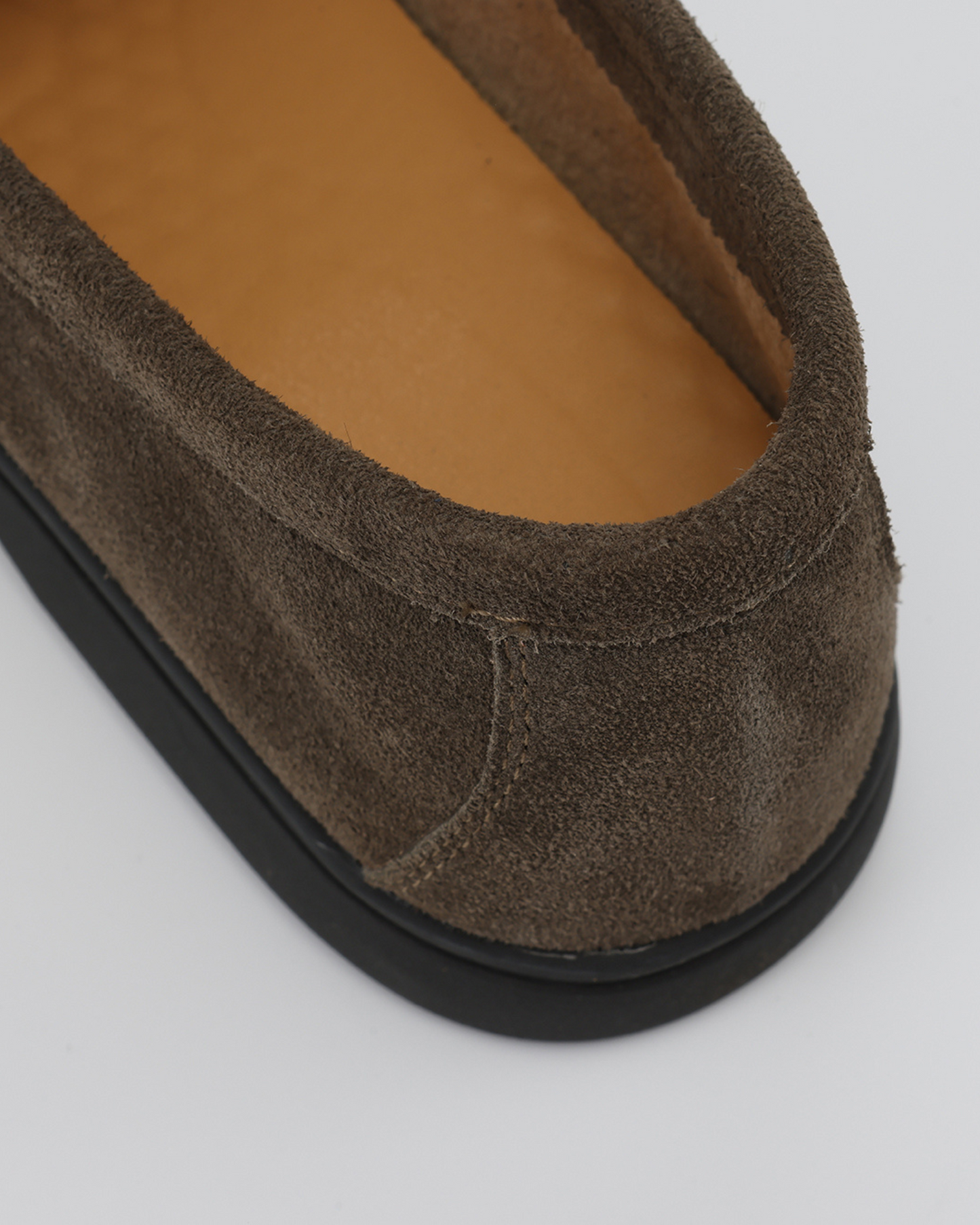 Premium Wildleder Slipper – Schwarze Sohlen